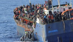 Flüchtlingsboot im Mittelmeer © all rights reserved by Frontex press