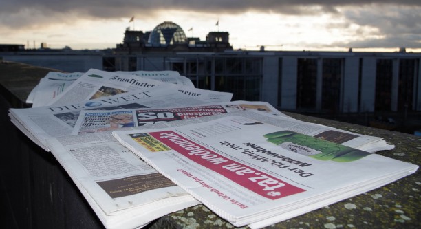 Sicherlich keine Fake News: Zeitungen vor dem Bundestag.