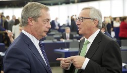 Nigel Farage (EFDD) und Jean-Claude Juncker (v.l.n.r.) nach der Bestätigung Junckers im EU-Parlament © European Union, 2014