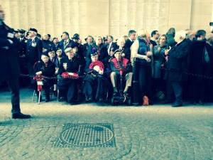 Britische Enkel von Veteranen warten schon seit Stunden, um einen Poppy-Kranz am Menen-Tor in Ypern niederzulegen (c) Christiane Habermalz / Deutschlandradio Hauptstadtstudio