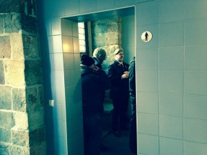 Queuing for the toilet in Ypern: Erstmals ist die Schlange in der Herrentoilette länger als bei den Damen. Many old men in town. (c) Christiane Habermalz / Deutschlandradio Hauptstadtstudio