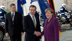 Treffen zwischen dem damaligen Nato-Generalsekretär Anders Fogh Rasmussen und Bundeskanzlerin Merkel 2011 © Nato