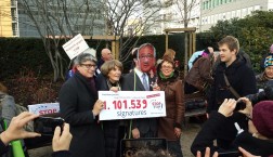 "Jean-Claude Juncker" bekommt die Unterschriften gegen TTIP überreicht. Foto: Thomas Otto