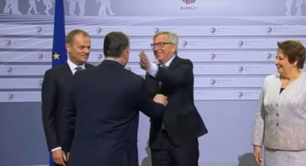 Mit einer herzlichen Ohrfeige empfängt Jean-Claude Juncker den ungarischen Premier Viktor Orban © European Union 2015