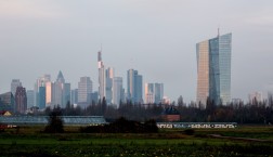 Der neue Sitz der EZB (rechts) neben dem Frankfurter Bankenviertel © European Central Bank/Robert Metsch