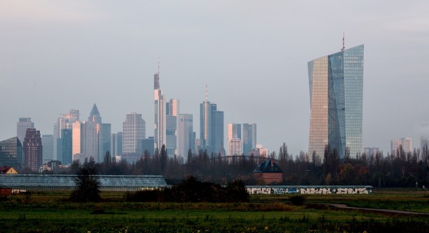 Der neue Sitz der EZB (rechts) neben dem Frankfurter Bankenviertel © European Central Bank/Robert Metsch