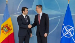 Moldawiens Ministerpräsident Chiril Gaburic und Nato-Generalsekretär Jens Stoltenberg (v.l.n.r.) © Nato 2015