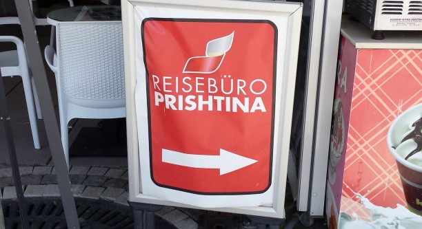 Auf Deutsch wird in Pristinas Fußgängerzone um Kunden geworben. Foto: Thomas Otto