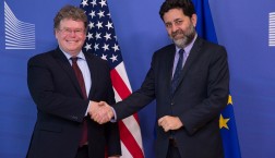 Die TTIP-Verhandlungsführer Dan Mullaney (USA) und Ignacio Garcia Bercero (EU) vor der 10. Verhandlungsrunde (v.l.) © European Union 2015