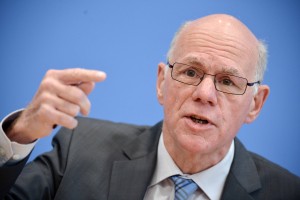 Bundestagspräsident Norbert Lammert (CDU) äußert sich am 23.10.2013 in der Bundespressekonferenz in Berlin zu aktuellen Fragen. Foto: Bernd von Jutrczenka/dpa