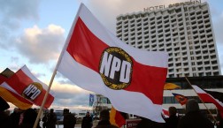 NPD-Mitglieder demonstrieren in Rostock-Warnemünde am 05.12.2012 gegen ein mögliches Verbot ihrer Partei. Foto: Bernd Wüstneck/dpa