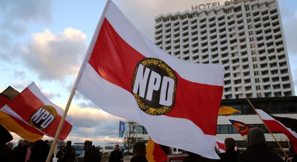 NPD-Mitglieder demonstrieren in Rostock-Warnemünde am 05.12.2012 gegen ein mögliches Verbot ihrer Partei. Foto: Bernd Wüstneck/dpa