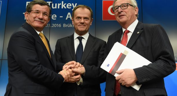 Der damalige türkische Premier Ahmet Davutoğlu, Ratspräsident Donald Tusk und Kommissionspräsident Jean-Claude Juncker (v.l.n.r.) beim EU-Türkei-Gipfel im März 2016 © European Union 2016
