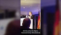 Günther Oettinger im Videomitschnitt seiner Rede im Hamburg. Quelle: Sebastian Marquardt